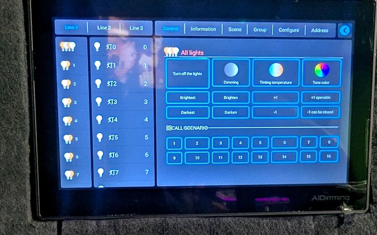 Pantalla táctil maestra DALI-2 configurada con 3 líneas y 16 escenas de iluminación en negocio de Valencia