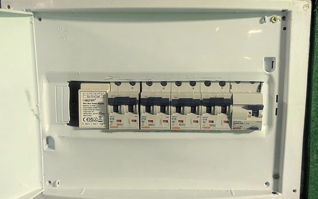 Cuadro eléctrico secundario con fuente de alimentación de bus DALI DC 16V 250mA en carril DIN y protecciones Gewiss en local de Valencia