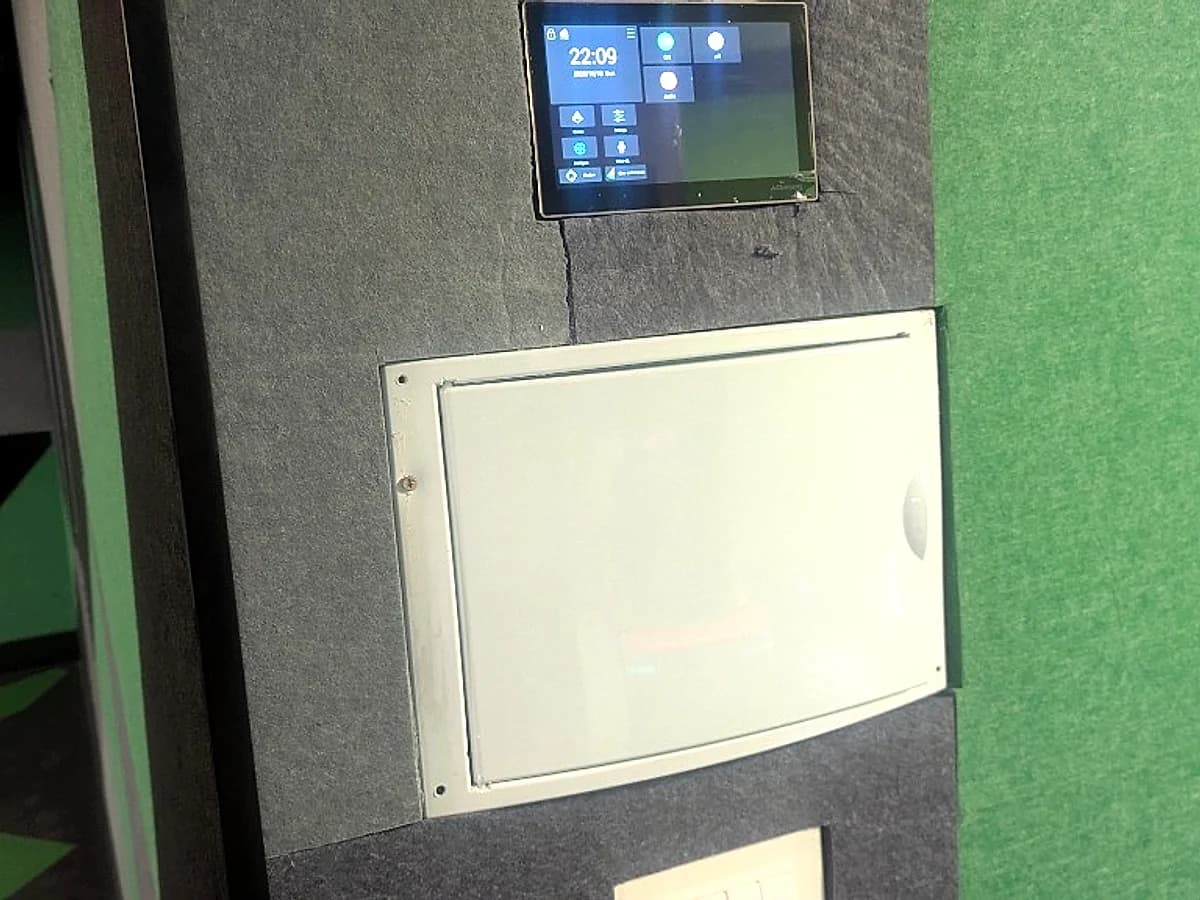 Integración vertical en paramento de pantalla táctil DALI-2 y cuadro eléctrico secundario empotrado en local comercial de Valencia